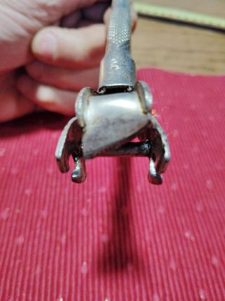 Abrelatas de tenaza cromado antiguo Gaika