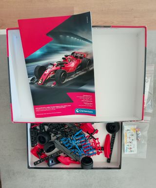 Maqueta Coche Carreras Clementoni + Figuras Kinder