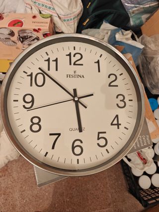 Reloj Festina Pared Blanco y Plateado
30cm×4'5 cm.