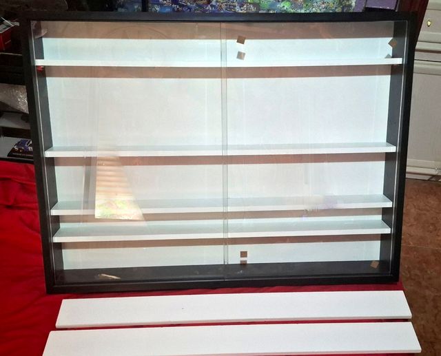 Vitrina expositora negra y blanca