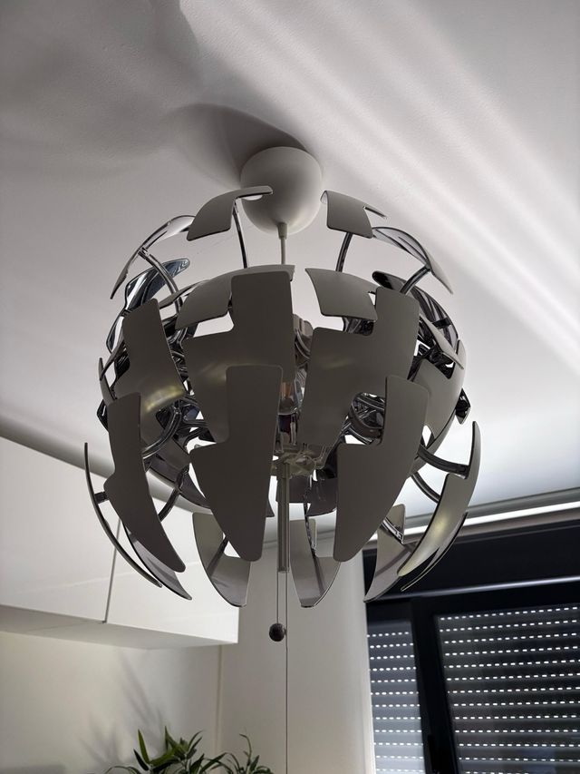 Lámpara diseño plateada y blanca