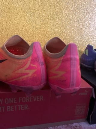 Botas de fútbol Puma naranja y rosa