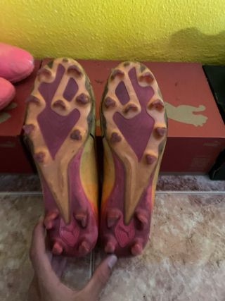 Botas de fútbol Puma naranja y rosa