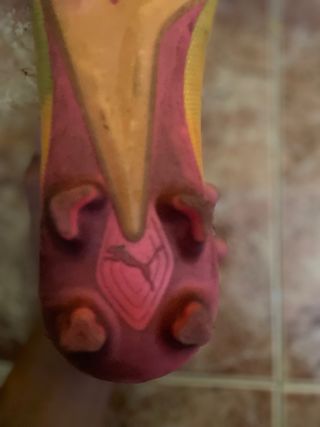 Botas de fútbol Puma naranja y rosa