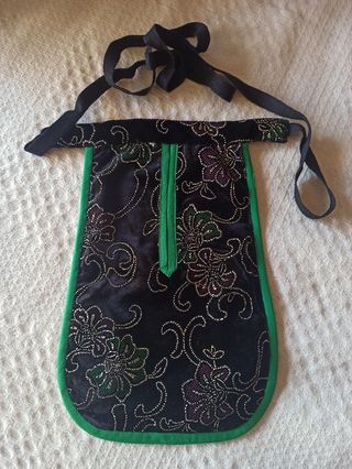 Faldriquera bordada negra y verde