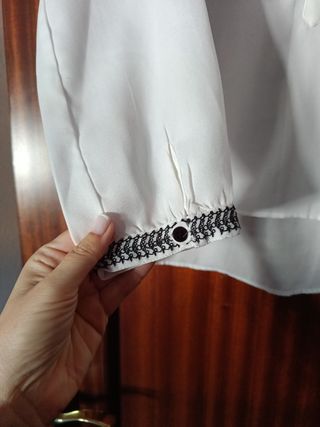 Blusa blanca bordada mujer