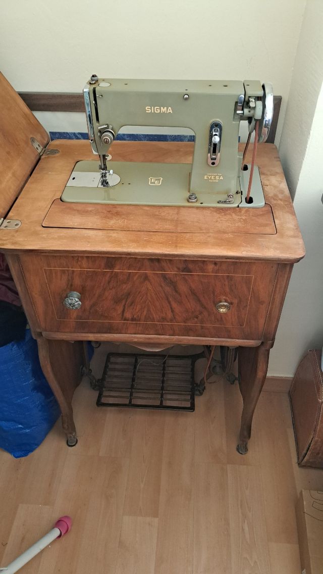 Máquina de coser Sigma con mueble antiguo