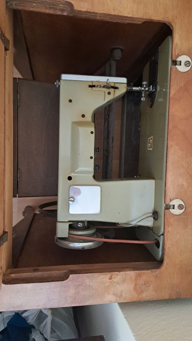 Máquina de coser Sigma con mueble antiguo