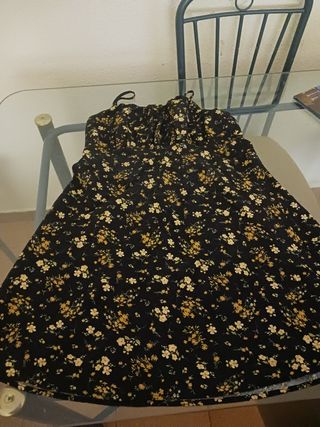 Mono negro verano y vestido de flores