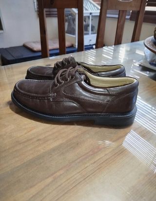 Zapatos de vestir marrones.