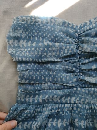 Vestido strapless azul con estampado