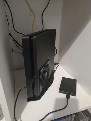 PlayStation 4 PS4 Negra , con caja. dos mandos