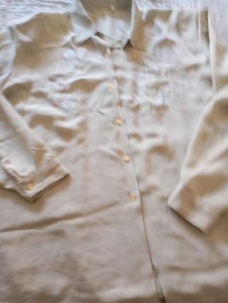 Camisa verde bordada mujer