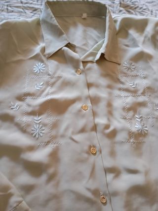 Camisa verde bordada mujer