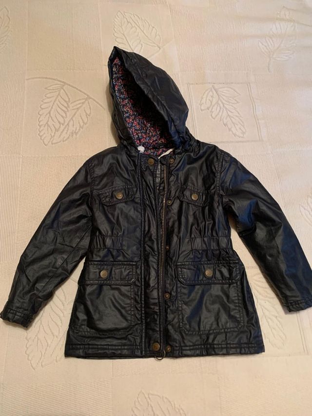 Casaco preto de esquerda para rapariga