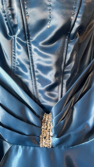 Elegante vestido de fiesta azul