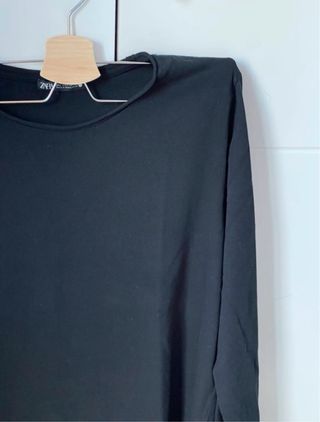Camiseta Zara manga larga negra básica