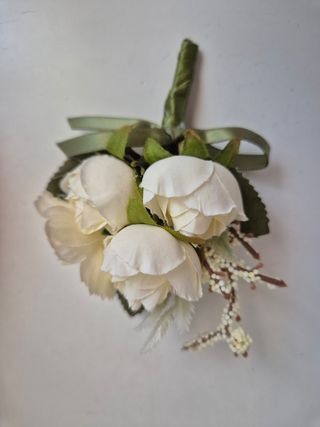 Precioso Boutonniere Novio Flores Blancas