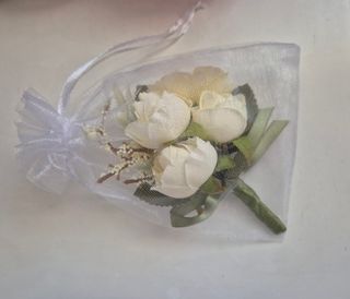 Precioso Boutonniere Novio Flores Blancas