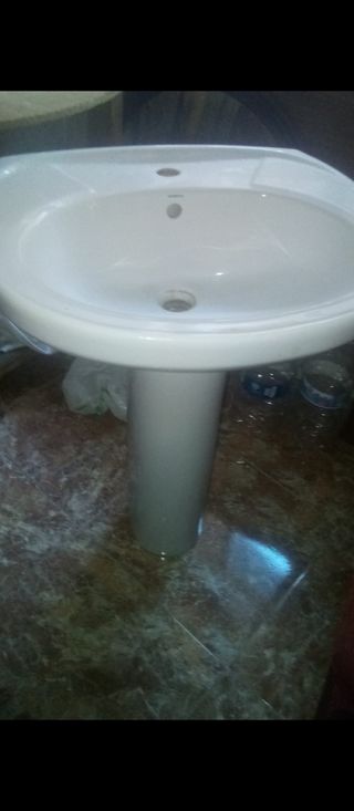Lavabo de pedestal (ESTA EN PETREL)