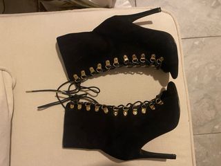 Botines de tacón negros con cordones