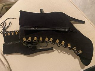 Botines de tacón negros con cordones