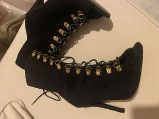 Botines de tacón negros con cordones