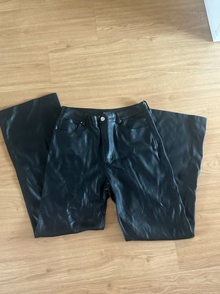 Pantalón efecto piel negro