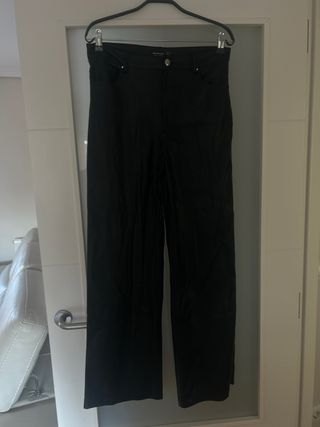 Pantalón efecto piel negro