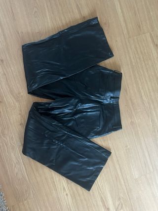 Pantalón efecto piel negro