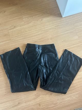 Pantalón efecto piel negro
