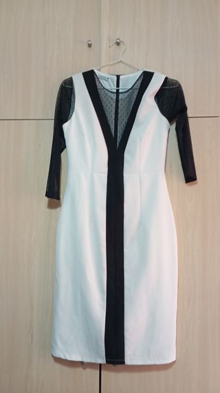 Vestido blanco y negro con mangas de encaje