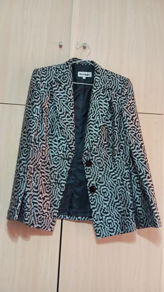 Vestido blanco y negro con mangas de encaje