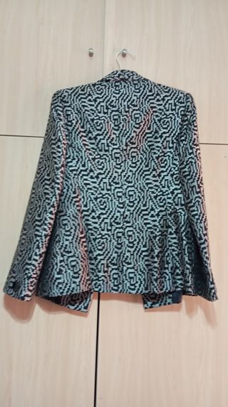Vestido blanco y negro con mangas de encaje