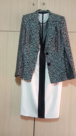 Vestido blanco y negro con mangas de encaje