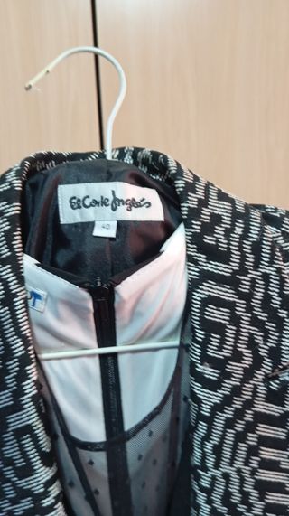 Vestido blanco y negro con mangas de encaje