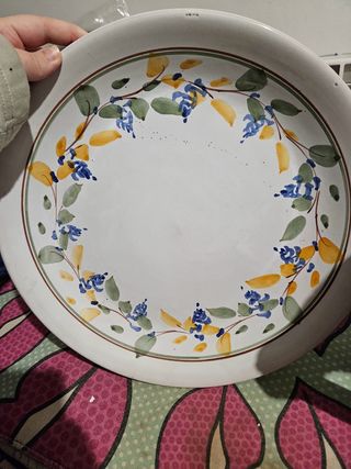 Piatto decorativo floreale in ceramica