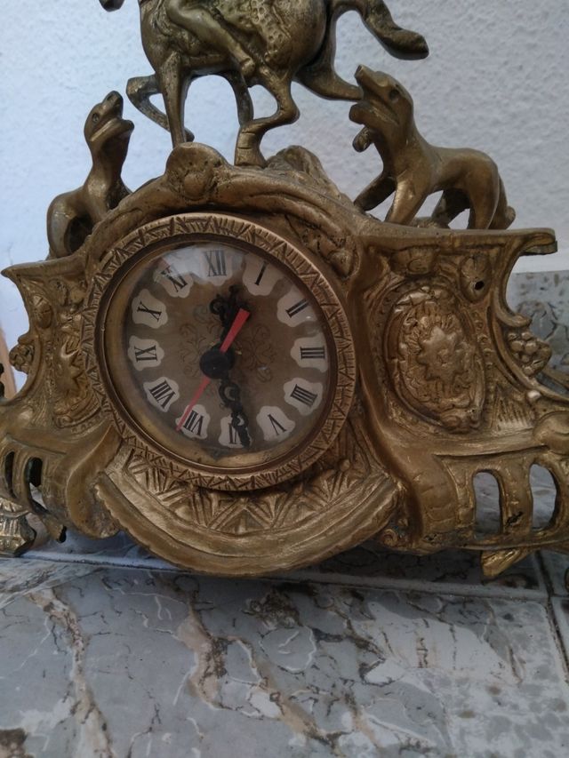 Due orologi antichi in bronzo funzionano