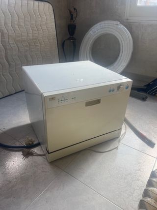 Lavavajillas pequeño blanco