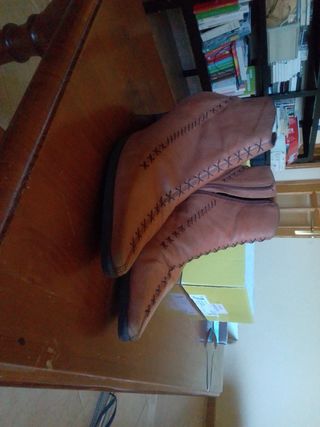 Botas marrones con cordones y cremallera