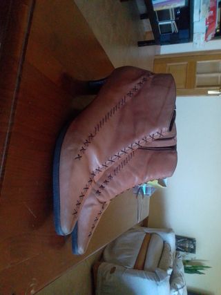 Botas marrones con cordones y cremallera