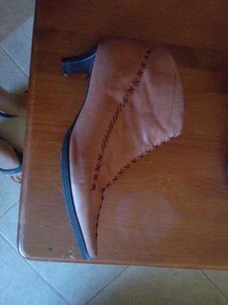 Botas marrones con cordones y cremallera