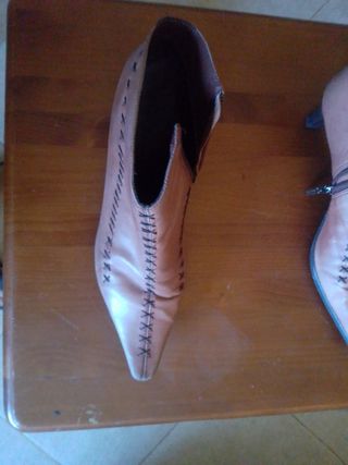 Botas marrones con cordones y cremallera