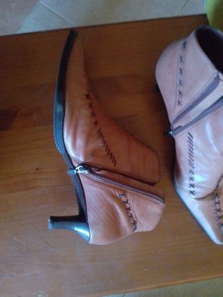 Botas marrones con cordones y cremallera