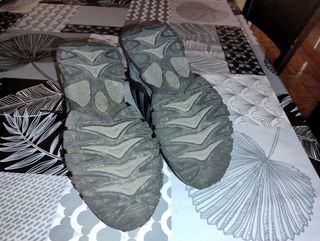Zapatos de senderismo negros y morados