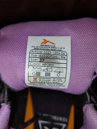 Zapatos de senderismo negros y morados