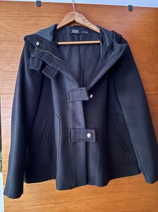 Abrigo corto Zara con capucha negro