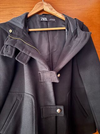 Abrigo corto Zara con capucha negro