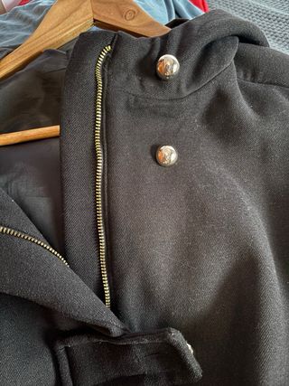 Abrigo corto Zara con capucha negro