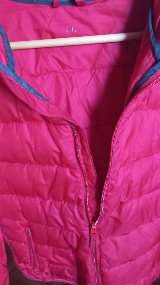 Plumífero rojo con capucha